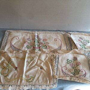 VINTAGE LOT of 4 Doilies Flower Bouquet and Bow Design Cream #F36
